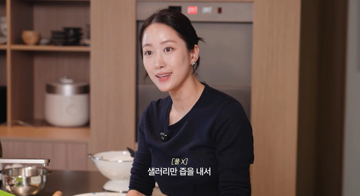 배우 전혜빈이 과거 한 달 가까이 샐러리 주스를 꾸준히 마신 뒤 살이 잘 찌지 않는 체질로 바뀌었다고 밝혔다. 유튜브 채널 ‘전혜빈(HEAVEN)’ 캡처