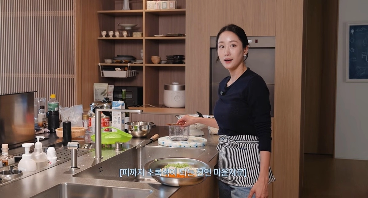 배우 전혜빈이 과거 한 달 가까이 샐러리 주스를 꾸준히 마신 뒤 살이 잘 찌지 않는 체질로 바뀌었다고 밝혔다. 유튜브 채널 ‘전혜빈(HEAVEN)’ 캡처