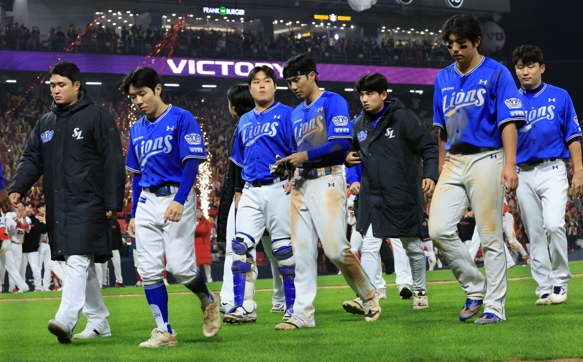 30일 전남광주통합특별시 광주기아챔피언스필드에서 열린 2026 프로야구 플레이오프 4차전 KIA 타이거즈와 삼성 라이온즈의 경기. 패배한 삼성 선수들이 아쉬워하고 있다. 2026.10.30                  전남광주 연합뉴스