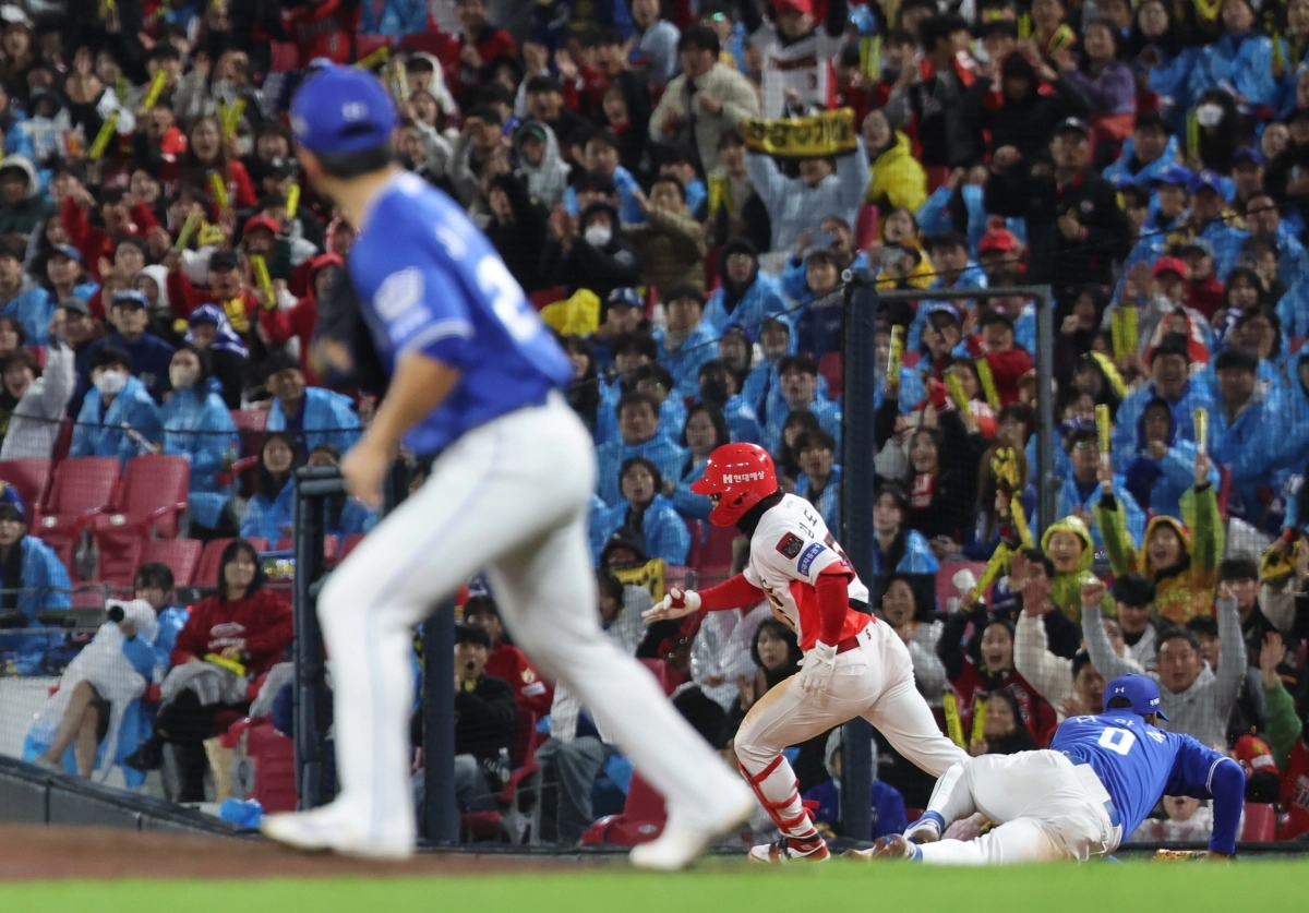 29일 전남광주 북구 광주기아챔피언스필드에서 열린 프로야구 2026 신한 SOL KBO 포스트시즌 플레이오프 3차전 삼성 라이온즈와 KIA 타이거즈의 경기, 7회말 2사 상황 KIA 김도영이 유격수의 1루수 송구 실책으로 2루까지 진루하고 있다.  2026.10.29       전남광주 뉴스1