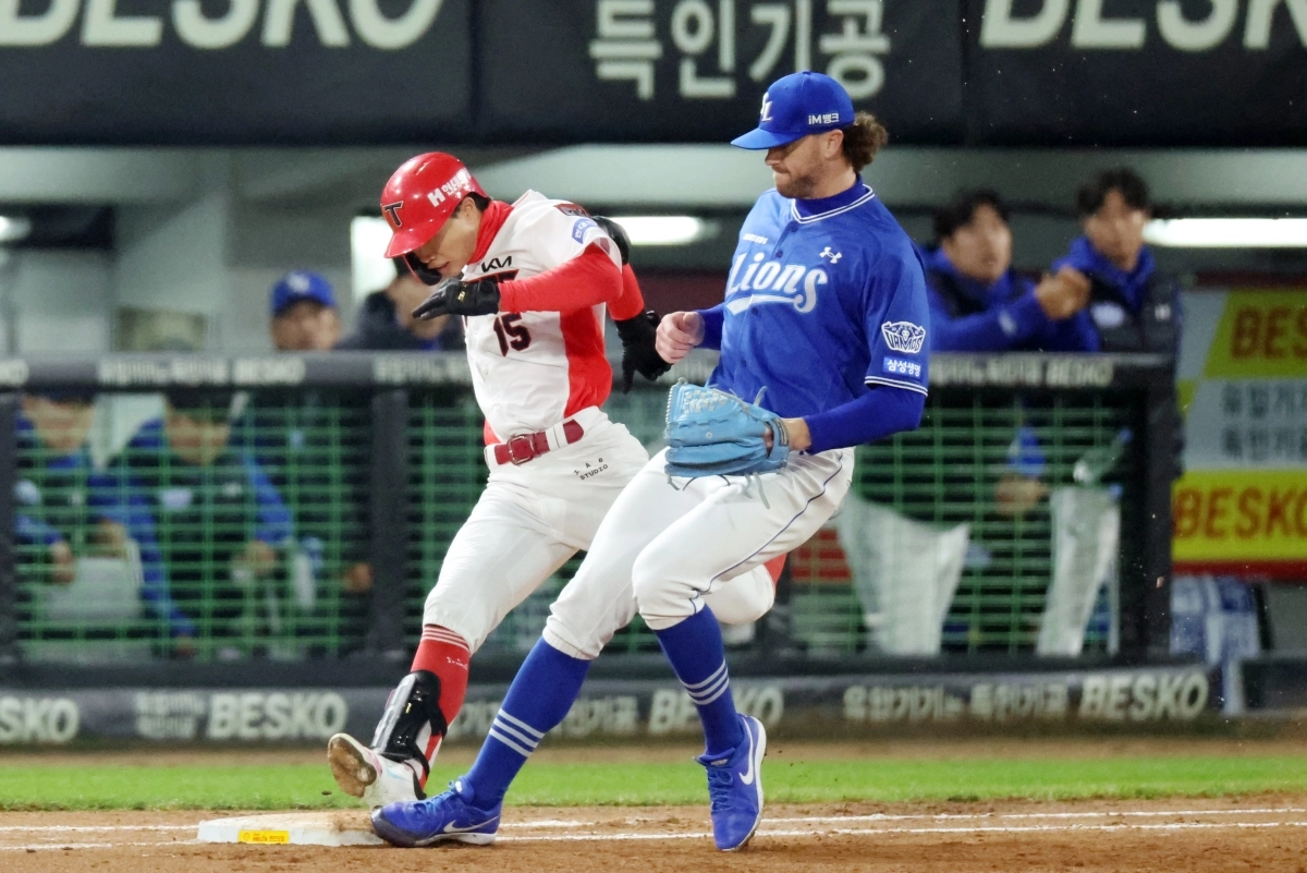 30일 광주기아챔피언스필드에서 열린 프로야구 2026 포스트시즌 플레이오프 4차전 삼성 라이온즈와 KIA 타이거즈의 경기. KIA 박재현이 5회말 2사에 삼성 디아즈의 실책에 1루로 출루하고 있다. 2026.10.30     전남광주 연합뉴스