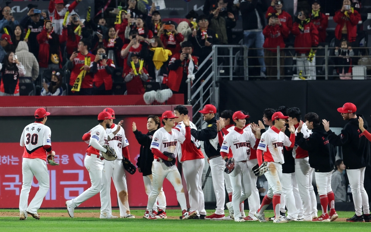 30일 오후 전남광주 기아챔피언스필드에서 열린 프로야구 2026 신한 SOL KBO 포스트시즌 플레이오프 4차전 삼성 라이온즈와 KIA 타이거즈의 경기에서 2대 4로 승리를 거둔 KIA 선수들이 기쁨을 나누고 있다. 2026.10.30   전남광주 연합뉴스